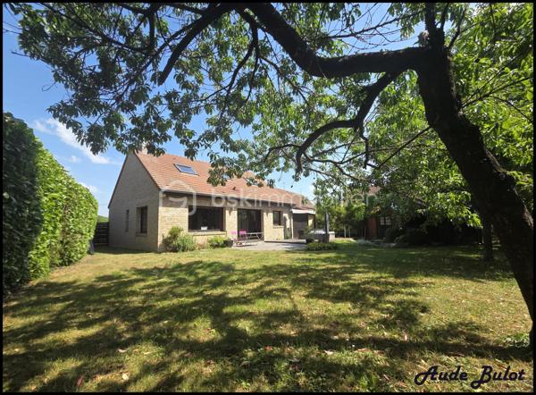 Située dans un environnement calme et verdoyant, tout en restant à proximité du centre-ville, cette charmante maison individuelle construite en 2004 développe plus de 110 m² habitables sur une  parcelle de 850 m² exposée plein sud.

Dès l'entrée, vous découvrirez une agréable pièce de vie lumineuse avec cuisine équipée ouverte sur le séjour. Le rez-de-chaussée offre également 2 chambres confortables, une salle de bains équipée d'une douche et d'une baignoire ainsi qu'un WC indépendant.

À l'étage, un espace aménagé de type appartement comprend une chambre, une salle d'eau, un WC indépendant ainsi qu'une pièce de 19 m² avec kitchenette et salon. Cet espace dispose d'un fort potentiel locatif et peut être proposé en location meublée ou saisonnière. Il offre également la possibilité d'aménager 2 suites parentales selon vos besoins.

À l'extérieur, vous profiterez d'une vaste terrasse exposée plein sud, d'un jardin clos et arboré, d'un spa propice à la détente ainsi que d'un chalet équipé comprenant une kitchenette, un espace couchage et des sanitaires. Un véritable atout pour recevoir famille et amis ou développer une activité de location courte durée de type Airbnb.

Les prestations techniques :

Chauffage au sol en rdc
Double vitrage avec volets motorisés
Fibre optique
VMC
Tout-à-l'égout
Carport fermé
Stationnement privatif pour plusieurs véhicules

Cette maison conviendra parfaitement à un couple souhaitant bénéficier d'un complément de revenus grâce à la location de l'étage ou du chalet, mais également à une famille à la recherche d'un cadre de vie paisible avec de beaux espaces et de multiples possibilités d'aménagement.

Un bien rare sur le secteur, alliant confort de vie, potentiel locatif et qualité de l'environnement.

Une opportunité à découvrir sans tarder !

Contactez-moi pour obtenir davantage d'informations ou organiser une visite.