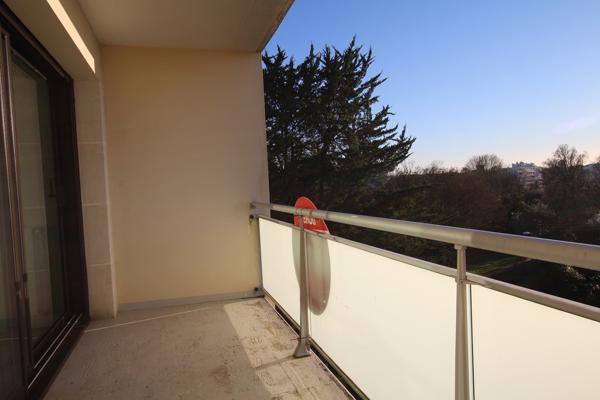 Appartement  T1 avec terrasse loué Meublé avec cave et parking