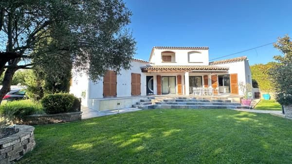 Une belle maison maçonnée familiale avec piscine