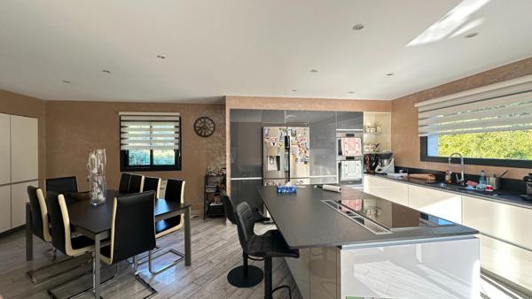 Une belle maison maçonnée familiale avec piscine