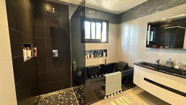 Une belle maison maçonnée familiale avec piscine