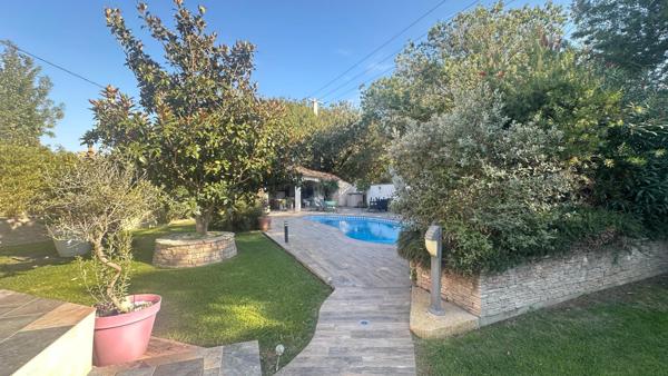 Une belle maison maçonnée familiale avec piscine