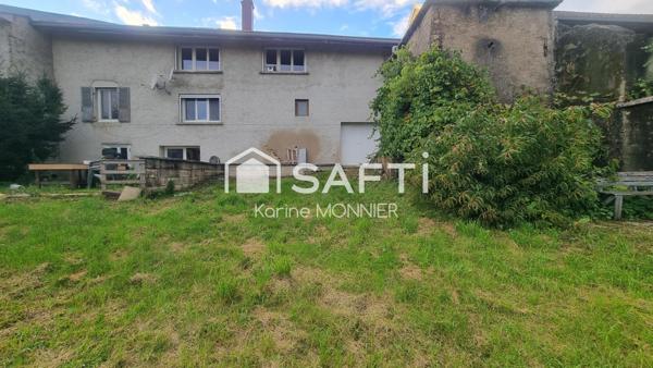 Maison avec un logement libre et un autre loué.