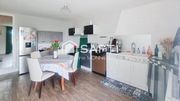 Maison avec un logement libre et un autre loué.