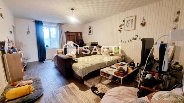 Maison avec un logement libre et un autre loué.