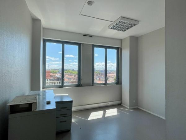 Bureau 22 pièces - 421 m²