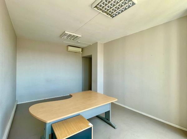 Bureau 22 pièces - 421 m²