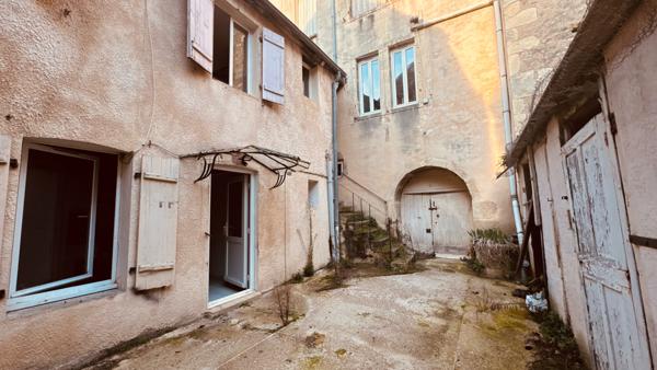 Avallon (89200) Studio de plain - pied situé à AVALLON, avec cour privative pour un loyer de 360 € par mois.