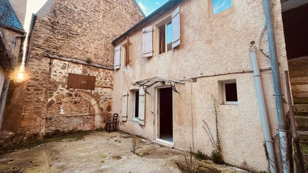 Avallon (89200) Studio de plain - pied situé à AVALLON, avec cour privative pour un loyer de 360 € par mois.