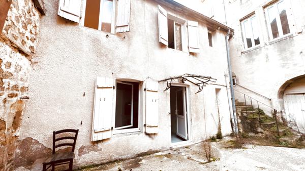 Avallon (89200) Studio de plain - pied situé à AVALLON, avec cour privative pour un loyer de 360 € par mois.