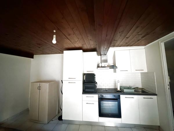 Avallon (89200) Studio de plain - pied situé à AVALLON, avec cour privative pour un loyer de 360 € par mois.