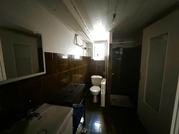 Avallon (89200) Studio de plain - pied situé à AVALLON, avec cour privative pour un loyer de 360 € par mois.