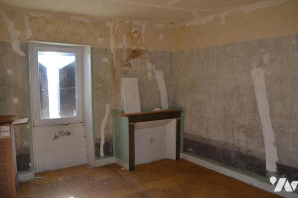 MAISON MITOYENNE EN PIERRES AVEC COURS