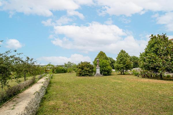 Duplex rénové de 105m² au sein du Château de Charly