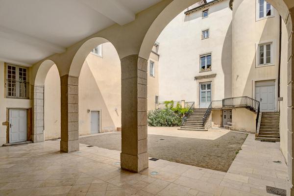 Duplex rénové de 105m² au sein du Château de Charly