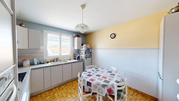 Maison sur sous-sol complet dans un environnement calme avec un parc clos et arboré !