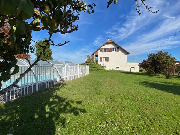 Maison sur sous-sol complet dans un environnement calme avec un parc clos et arboré !