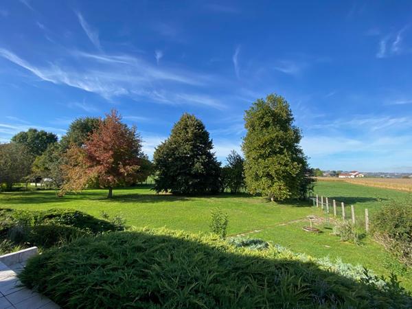 Maison sur sous-sol complet dans un environnement calme avec un parc clos et arboré !