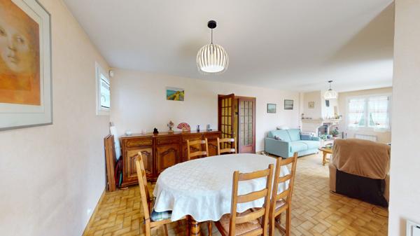 Maison sur sous-sol complet dans un environnement calme avec un parc clos et arboré !