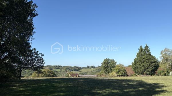 Dans les hauteurs paisibles de Coux-et-Bigaroque-Mouzens, au cœur du Périgord Noir, ce terrain constructible de 2 296 m² offre ce que l’on trouve rarement : une vue panoramique exceptionnelle sur les coteaux, jusqu’à Siorac.

Situé en lisière d’un quartier pavillonnaire calme et recherché, il est borné (bornes en place) et desservi directement par une route goudronnée. La proximité des habitations voisines facilite la viabilisation : les raccordements aux réseaux d’eau et d’électricité sont à prévoir à proximité immédiate.

À l’arrière, une pente naturelle préserve à la fois la vue et l’intimité. En complément, il est possible d’acquérir une parcelle attenante non constructible d’environ 800 m², idéale pour agrandir le jardin ou protéger définitivement la vue.

Un emplacement idéal :
- à quelques minutes du bourg de Coux-et-Bigaroque et de ses commerces
- à proximité de Siorac, du Buisson-de-Cadouin, de Saint-Cyprien et du Pays de Belvès, classé parmi les plus beaux villages de Dordogne
- à 10 minutes du Bugue (Intermarché, Lidl, commerces et services)

Surface : 2 296 m² · Terrain borné · Vue panoramique

Un emplacement rare pour bâtir votre maison face à la vallée du Périgord Noir.
