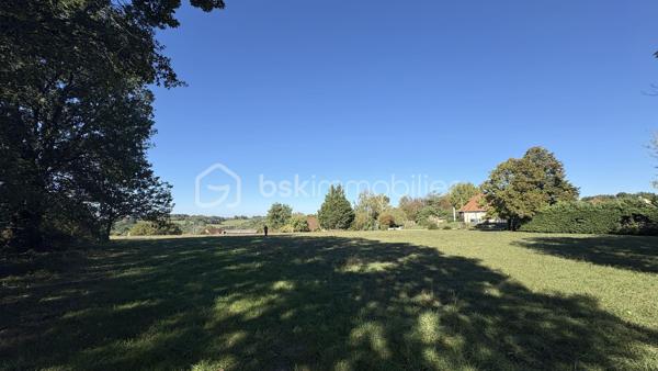Dans les hauteurs paisibles de Coux-et-Bigaroque-Mouzens, au cœur du Périgord Noir, ce terrain constructible de 2 296 m² offre ce que l’on trouve rarement : une vue panoramique exceptionnelle sur les coteaux, jusqu’à Siorac.

Situé en lisière d’un quartier pavillonnaire calme et recherché, il est borné (bornes en place) et desservi directement par une route goudronnée. La proximité des habitations voisines facilite la viabilisation : les raccordements aux réseaux d’eau et d’électricité sont à prévoir à proximité immédiate.

À l’arrière, une pente naturelle préserve à la fois la vue et l’intimité. En complément, il est possible d’acquérir une parcelle attenante non constructible d’environ 800 m², idéale pour agrandir le jardin ou protéger définitivement la vue.

Un emplacement idéal :
- à quelques minutes du bourg de Coux-et-Bigaroque et de ses commerces
- à proximité de Siorac, du Buisson-de-Cadouin, de Saint-Cyprien et du Pays de Belvès, classé parmi les plus beaux villages de Dordogne
- à 10 minutes du Bugue (Intermarché, Lidl, commerces et services)

Surface : 2 296 m² · Terrain borné · Vue panoramique

Un emplacement rare pour bâtir votre maison face à la vallée du Périgord Noir.