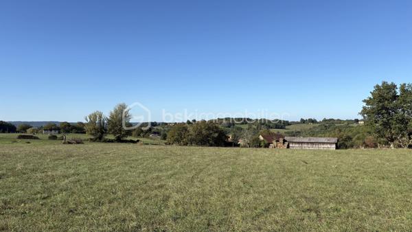 Dans les hauteurs paisibles de Coux-et-Bigaroque-Mouzens, au cœur du Périgord Noir, ce terrain constructible de 2 296 m² offre ce que l’on trouve rarement : une vue panoramique exceptionnelle sur les coteaux, jusqu’à Siorac.

Situé en lisière d’un quartier pavillonnaire calme et recherché, il est borné (bornes en place) et desservi directement par une route goudronnée. La proximité des habitations voisines facilite la viabilisation : les raccordements aux réseaux d’eau et d’électricité sont à prévoir à proximité immédiate.

À l’arrière, une pente naturelle préserve à la fois la vue et l’intimité. En complément, il est possible d’acquérir une parcelle attenante non constructible d’environ 800 m², idéale pour agrandir le jardin ou protéger définitivement la vue.

Un emplacement idéal :
- à quelques minutes du bourg de Coux-et-Bigaroque et de ses commerces
- à proximité de Siorac, du Buisson-de-Cadouin, de Saint-Cyprien et du Pays de Belvès, classé parmi les plus beaux villages de Dordogne
- à 10 minutes du Bugue (Intermarché, Lidl, commerces et services)

Surface : 2 296 m² · Terrain borné · Vue panoramique

Un emplacement rare pour bâtir votre maison face à la vallée du Périgord Noir.
