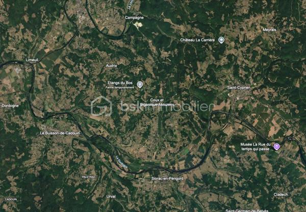 Dans les hauteurs paisibles de Coux-et-Bigaroque-Mouzens, au cœur du Périgord Noir, ce terrain constructible de 2 296 m² offre ce que l’on trouve rarement : une vue panoramique exceptionnelle sur les coteaux, jusqu’à Siorac.

Situé en lisière d’un quartier pavillonnaire calme et recherché, il est borné (bornes en place) et desservi directement par une route goudronnée. La proximité des habitations voisines facilite la viabilisation : les raccordements aux réseaux d’eau et d’électricité sont à prévoir à proximité immédiate.

À l’arrière, une pente naturelle préserve à la fois la vue et l’intimité. En complément, il est possible d’acquérir une parcelle attenante non constructible d’environ 800 m², idéale pour agrandir le jardin ou protéger définitivement la vue.

Un emplacement idéal :
- à quelques minutes du bourg de Coux-et-Bigaroque et de ses commerces
- à proximité de Siorac, du Buisson-de-Cadouin, de Saint-Cyprien et du Pays de Belvès, classé parmi les plus beaux villages de Dordogne
- à 10 minutes du Bugue (Intermarché, Lidl, commerces et services)

Surface : 2 296 m² · Terrain borné · Vue panoramique

Un emplacement rare pour bâtir votre maison face à la vallée du Périgord Noir.