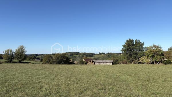 Dans les hauteurs paisibles de Coux-et-Bigaroque-Mouzens, au cœur du Périgord Noir, ce terrain constructible de 2 296 m² offre ce que l’on trouve rarement : une vue panoramique exceptionnelle sur les coteaux, jusqu’à Siorac.

Situé en lisière d’un quartier pavillonnaire calme et recherché, il est borné (bornes en place) et desservi directement par une route goudronnée. La proximité des habitations voisines facilite la viabilisation : les raccordements aux réseaux d’eau et d’électricité sont à prévoir à proximité immédiate.

À l’arrière, une pente naturelle préserve à la fois la vue et l’intimité. En complément, il est possible d’acquérir une parcelle attenante non constructible d’environ 800 m², idéale pour agrandir le jardin ou protéger définitivement la vue.

Un emplacement idéal :
- à quelques minutes du bourg de Coux-et-Bigaroque et de ses commerces
- à proximité de Siorac, du Buisson-de-Cadouin, de Saint-Cyprien et du Pays de Belvès, classé parmi les plus beaux villages de Dordogne
- à 10 minutes du Bugue (Intermarché, Lidl, commerces et services)

Surface : 2 296 m² · Terrain borné · Vue panoramique

Un emplacement rare pour bâtir votre maison face à la vallée du Périgord Noir.