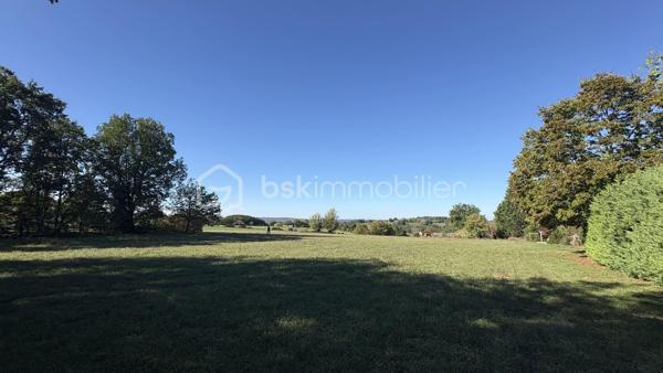 Dans les hauteurs paisibles de Coux-et-Bigaroque-Mouzens, au cœur du Périgord Noir, ce terrain constructible de 2 296 m² offre ce que l’on trouve rarement : une vue panoramique exceptionnelle sur les coteaux, jusqu’à Siorac.

Situé en lisière d’un quartier pavillonnaire calme et recherché, il est borné (bornes en place) et desservi directement par une route goudronnée. La proximité des habitations voisines facilite la viabilisation : les raccordements aux réseaux d’eau et d’électricité sont à prévoir à proximité immédiate.

À l’arrière, une pente naturelle préserve à la fois la vue et l’intimité. En complément, il est possible d’acquérir une parcelle attenante non constructible d’environ 800 m², idéale pour agrandir le jardin ou protéger définitivement la vue.

Un emplacement idéal :
- à quelques minutes du bourg de Coux-et-Bigaroque et de ses commerces
- à proximité de Siorac, du Buisson-de-Cadouin, de Saint-Cyprien et du Pays de Belvès, classé parmi les plus beaux villages de Dordogne
- à 10 minutes du Bugue (Intermarché, Lidl, commerces et services)

Surface : 2 296 m² · Terrain borné · Vue panoramique

Un emplacement rare pour bâtir votre maison face à la vallée du Périgord Noir.