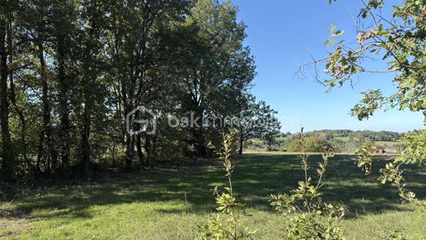 Dans les hauteurs paisibles de Coux-et-Bigaroque-Mouzens, au cœur du Périgord Noir, ce terrain constructible de 2 296 m² offre ce que l’on trouve rarement : une vue panoramique exceptionnelle sur les coteaux, jusqu’à Siorac.

Situé en lisière d’un quartier pavillonnaire calme et recherché, il est borné (bornes en place) et desservi directement par une route goudronnée. La proximité des habitations voisines facilite la viabilisation : les raccordements aux réseaux d’eau et d’électricité sont à prévoir à proximité immédiate.

À l’arrière, une pente naturelle préserve à la fois la vue et l’intimité. En complément, il est possible d’acquérir une parcelle attenante non constructible d’environ 800 m², idéale pour agrandir le jardin ou protéger définitivement la vue.

Un emplacement idéal :
- à quelques minutes du bourg de Coux-et-Bigaroque et de ses commerces
- à proximité de Siorac, du Buisson-de-Cadouin, de Saint-Cyprien et du Pays de Belvès, classé parmi les plus beaux villages de Dordogne
- à 10 minutes du Bugue (Intermarché, Lidl, commerces et services)

Surface : 2 296 m² · Terrain borné · Vue panoramique

Un emplacement rare pour bâtir votre maison face à la vallée du Périgord Noir.