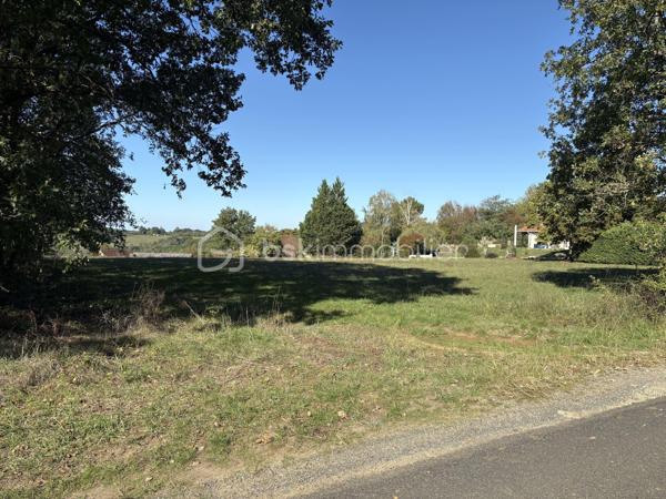 Dans les hauteurs paisibles de Coux-et-Bigaroque-Mouzens, au cœur du Périgord Noir, ce terrain constructible de 2 296 m² offre ce que l’on trouve rarement : une vue panoramique exceptionnelle sur les coteaux, jusqu’à Siorac.

Situé en lisière d’un quartier pavillonnaire calme et recherché, il est borné (bornes en place) et desservi directement par une route goudronnée. La proximité des habitations voisines facilite la viabilisation : les raccordements aux réseaux d’eau et d’électricité sont à prévoir à proximité immédiate.

À l’arrière, une pente naturelle préserve à la fois la vue et l’intimité. En complément, il est possible d’acquérir une parcelle attenante non constructible d’environ 800 m², idéale pour agrandir le jardin ou protéger définitivement la vue.

Un emplacement idéal :
- à quelques minutes du bourg de Coux-et-Bigaroque et de ses commerces
- à proximité de Siorac, du Buisson-de-Cadouin, de Saint-Cyprien et du Pays de Belvès, classé parmi les plus beaux villages de Dordogne
- à 10 minutes du Bugue (Intermarché, Lidl, commerces et services)

Surface : 2 296 m² · Terrain borné · Vue panoramique

Un emplacement rare pour bâtir votre maison face à la vallée du Périgord Noir.