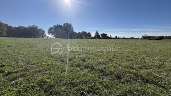 Dans les hauteurs paisibles de Coux-et-Bigaroque-Mouzens, au cœur du Périgord Noir, ce terrain constructible de 2 296 m² offre ce que l’on trouve rarement : une vue panoramique exceptionnelle sur les coteaux, jusqu’à Siorac.

Situé en lisière d’un quartier pavillonnaire calme et recherché, il est borné (bornes en place) et desservi directement par une route goudronnée. La proximité des habitations voisines facilite la viabilisation : les raccordements aux réseaux d’eau et d’électricité sont à prévoir à proximité immédiate.

À l’arrière, une pente naturelle préserve à la fois la vue et l’intimité. En complément, il est possible d’acquérir une parcelle attenante non constructible d’environ 800 m², idéale pour agrandir le jardin ou protéger définitivement la vue.

Un emplacement idéal :
- à quelques minutes du bourg de Coux-et-Bigaroque et de ses commerces
- à proximité de Siorac, du Buisson-de-Cadouin, de Saint-Cyprien et du Pays de Belvès, classé parmi les plus beaux villages de Dordogne
- à 10 minutes du Bugue (Intermarché, Lidl, commerces et services)

Surface : 2 296 m² · Terrain borné · Vue panoramique

Un emplacement rare pour bâtir votre maison face à la vallée du Périgord Noir.