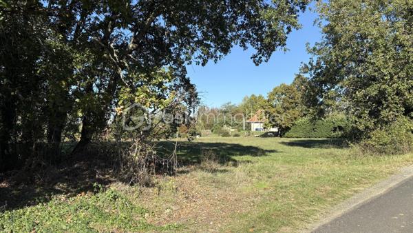 Dans les hauteurs paisibles de Coux-et-Bigaroque-Mouzens, au cœur du Périgord Noir, ce terrain constructible de 2 296 m² offre ce que l’on trouve rarement : une vue panoramique exceptionnelle sur les coteaux, jusqu’à Siorac.

Situé en lisière d’un quartier pavillonnaire calme et recherché, il est borné (bornes en place) et desservi directement par une route goudronnée. La proximité des habitations voisines facilite la viabilisation : les raccordements aux réseaux d’eau et d’électricité sont à prévoir à proximité immédiate.

À l’arrière, une pente naturelle préserve à la fois la vue et l’intimité. En complément, il est possible d’acquérir une parcelle attenante non constructible d’environ 800 m², idéale pour agrandir le jardin ou protéger définitivement la vue.

Un emplacement idéal :
- à quelques minutes du bourg de Coux-et-Bigaroque et de ses commerces
- à proximité de Siorac, du Buisson-de-Cadouin, de Saint-Cyprien et du Pays de Belvès, classé parmi les plus beaux villages de Dordogne
- à 10 minutes du Bugue (Intermarché, Lidl, commerces et services)

Surface : 2 296 m² · Terrain borné · Vue panoramique

Un emplacement rare pour bâtir votre maison face à la vallée du Périgord Noir.