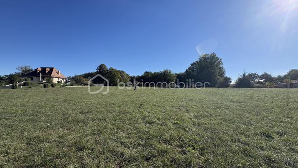 Dans les hauteurs paisibles de Coux-et-Bigaroque-Mouzens, au cœur du Périgord Noir, ce terrain constructible de 2 296 m² offre ce que l’on trouve rarement : une vue panoramique exceptionnelle sur les coteaux, jusqu’à Siorac.

Situé en lisière d’un quartier pavillonnaire calme et recherché, il est borné (bornes en place) et desservi directement par une route goudronnée. La proximité des habitations voisines facilite la viabilisation : les raccordements aux réseaux d’eau et d’électricité sont à prévoir à proximité immédiate.

À l’arrière, une pente naturelle préserve à la fois la vue et l’intimité. En complément, il est possible d’acquérir une parcelle attenante non constructible d’environ 800 m², idéale pour agrandir le jardin ou protéger définitivement la vue.

Un emplacement idéal :
- à quelques minutes du bourg de Coux-et-Bigaroque et de ses commerces
- à proximité de Siorac, du Buisson-de-Cadouin, de Saint-Cyprien et du Pays de Belvès, classé parmi les plus beaux villages de Dordogne
- à 10 minutes du Bugue (Intermarché, Lidl, commerces et services)

Surface : 2 296 m² · Terrain borné · Vue panoramique

Un emplacement rare pour bâtir votre maison face à la vallée du Périgord Noir.