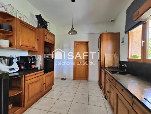 Maison 6 pièces de plain-pied avec piscine