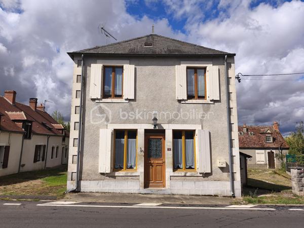 Je vous propose de découvrir cette charmante maison de 1907, pleine de caractère et très bien entretenue. Les matériaux nobles d'époque et de qualité utilisés pour la construction de ce bien vous inspireront confiance et sérénité. Véritable opportunité à saisir, cette maison idéalement située bénéficie d’un cadre paisible à proximité du centre bourg avec son école et son arrêt de bus. Les deux places de parking avec la possibilité d'installer un auvent pour abriter les véhicules sont un véritable atout pour la vie du quotidien.

Dès l'entrée, vous serez séduit par un intérieur spacieux et chaleureux. La belle hauteur sous plafond avec ses poutres apparentes et les tomettes au sol vous renverront tout le cachet de cette maison ancienne.

La visite débutera par la grande cuisine aménagée et tout équipée de 21m² alliant fonctionnalité et praticité. Un vaste salon prolonge l’espace de vie de ce rez-de-chaussée de 40m²convivial et lumineux. Une première salle d'eau se trouvant en contre-bas, accessible par quelques marches, équipée d'une douche, d'un lavabo et d'un WC saura vous ravir par son agencement et sa clarté.

Au premier étage, un agréable couloir distribuant deux chambres de 17m² et 10m² offre également une seconde salle d'eau comprenant un lavabo et un WC. La possibilité d'installer une douche permet d'envisager plus de confort à cette pièce située au cœur de cet étage.
Au fond de ce couloir, des escaliers vous mèneront à un grenier de 40m² au sol, mettant en lumière une charpente en parfait état. Ce dernier étage est entièrement aménageable, ce qui laisse entrevoir un beau potentiel d'extension de superficie habitable non négligeable.

L'extérieur d'environ 50m² très bien entretenu avec sa terrasse de 12m² et son joli jardin engazonné et arboré parachèvera cette visite. Vous pourrez vous projeter à vivre des moments de détente auprès du puits, pratique pour l'irrigation de vos plantes ou un éventuel petit potager. Un préau de 10m², pratique pour abriter le nécessaire, trouve parfaitement sa place dans cet espace privilégié.

Une opportunité rare, sans travaux immédiats à prévoir, alliant charme et potentiel. À saisir sans hésiter !