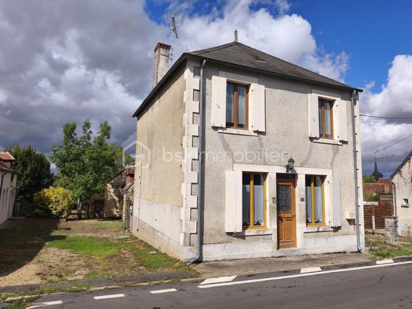 Je vous propose de découvrir cette charmante maison de 1907, pleine de caractère et très bien entretenue. Les matériaux nobles d'époque et de qualité utilisés pour la construction de ce bien vous inspireront confiance et sérénité. Véritable opportunité à saisir, cette maison idéalement située bénéficie d’un cadre paisible à proximité du centre bourg avec son école et son arrêt de bus. Les deux places de parking avec la possibilité d'installer un auvent pour abriter les véhicules sont un véritable atout pour la vie du quotidien.

Dès l'entrée, vous serez séduit par un intérieur spacieux et chaleureux. La belle hauteur sous plafond avec ses poutres apparentes et les tomettes au sol vous renverront tout le cachet de cette maison ancienne.

La visite débutera par la grande cuisine aménagée et tout équipée de 21m² alliant fonctionnalité et praticité. Un vaste salon prolonge l’espace de vie de ce rez-de-chaussée de 40m²convivial et lumineux. Une première salle d'eau se trouvant en contre-bas, accessible par quelques marches, équipée d'une douche, d'un lavabo et d'un WC saura vous ravir par son agencement et sa clarté.

Au premier étage, un agréable couloir distribuant deux chambres de 17m² et 10m² offre également une seconde salle d'eau comprenant un lavabo et un WC. La possibilité d'installer une douche permet d'envisager plus de confort à cette pièce située au cœur de cet étage.
Au fond de ce couloir, des escaliers vous mèneront à un grenier de 40m² au sol, mettant en lumière une charpente en parfait état. Ce dernier étage est entièrement aménageable, ce qui laisse entrevoir un beau potentiel d'extension de superficie habitable non négligeable.

L'extérieur d'environ 50m² très bien entretenu avec sa terrasse de 12m² et son joli jardin engazonné et arboré parachèvera cette visite. Vous pourrez vous projeter à vivre des moments de détente auprès du puits, pratique pour l'irrigation de vos plantes ou un éventuel petit potager. Un préau de 10m², pratique pour abriter le nécessaire, trouve parfaitement sa place dans cet espace privilégié.

Une opportunité rare, sans travaux immédiats à prévoir, alliant charme et potentiel. À saisir sans hésiter !