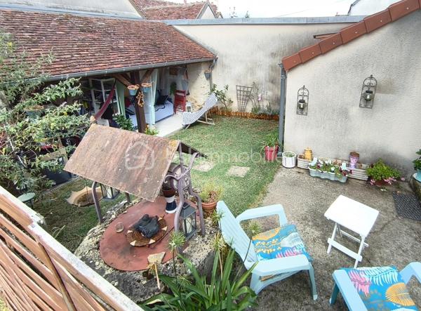 Je vous propose de découvrir cette charmante maison de 1907, pleine de caractère et très bien entretenue. Les matériaux nobles d'époque et de qualité utilisés pour la construction de ce bien vous inspireront confiance et sérénité. Véritable opportunité à saisir, cette maison idéalement située bénéficie d’un cadre paisible à proximité du centre bourg avec son école et son arrêt de bus. Les deux places de parking avec la possibilité d'installer un auvent pour abriter les véhicules sont un véritable atout pour la vie du quotidien.

Dès l'entrée, vous serez séduit par un intérieur spacieux et chaleureux. La belle hauteur sous plafond avec ses poutres apparentes et les tomettes au sol vous renverront tout le cachet de cette maison ancienne.

La visite débutera par la grande cuisine aménagée et tout équipée de 21m² alliant fonctionnalité et praticité. Un vaste salon prolonge l’espace de vie de ce rez-de-chaussée de 40m²convivial et lumineux. Une première salle d'eau se trouvant en contre-bas, accessible par quelques marches, équipée d'une douche, d'un lavabo et d'un WC saura vous ravir par son agencement et sa clarté.

Au premier étage, un agréable couloir distribuant deux chambres de 17m² et 10m² offre également une seconde salle d'eau comprenant un lavabo et un WC. La possibilité d'installer une douche permet d'envisager plus de confort à cette pièce située au cœur de cet étage.
Au fond de ce couloir, des escaliers vous mèneront à un grenier de 40m² au sol, mettant en lumière une charpente en parfait état. Ce dernier étage est entièrement aménageable, ce qui laisse entrevoir un beau potentiel d'extension de superficie habitable non négligeable.

L'extérieur d'environ 50m² très bien entretenu avec sa terrasse de 12m² et son joli jardin engazonné et arboré parachèvera cette visite. Vous pourrez vous projeter à vivre des moments de détente auprès du puits, pratique pour l'irrigation de vos plantes ou un éventuel petit potager. Un préau de 10m², pratique pour abriter le nécessaire, trouve parfaitement sa place dans cet espace privilégié.

Une opportunité rare, sans travaux immédiats à prévoir, alliant charme et potentiel. À saisir sans hésiter !