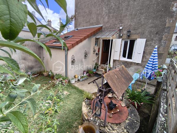Je vous propose de découvrir cette charmante maison de 1907, pleine de caractère et très bien entretenue. Les matériaux nobles d'époque et de qualité utilisés pour la construction de ce bien vous inspireront confiance et sérénité. Véritable opportunité à saisir, cette maison idéalement située bénéficie d’un cadre paisible à proximité du centre bourg avec son école et son arrêt de bus. Les deux places de parking avec la possibilité d'installer un auvent pour abriter les véhicules sont un véritable atout pour la vie du quotidien.

Dès l'entrée, vous serez séduit par un intérieur spacieux et chaleureux. La belle hauteur sous plafond avec ses poutres apparentes et les tomettes au sol vous renverront tout le cachet de cette maison ancienne.

La visite débutera par la grande cuisine aménagée et tout équipée de 21m² alliant fonctionnalité et praticité. Un vaste salon prolonge l’espace de vie de ce rez-de-chaussée de 40m²convivial et lumineux. Une première salle d'eau se trouvant en contre-bas, accessible par quelques marches, équipée d'une douche, d'un lavabo et d'un WC saura vous ravir par son agencement et sa clarté.

Au premier étage, un agréable couloir distribuant deux chambres de 17m² et 10m² offre également une seconde salle d'eau comprenant un lavabo et un WC. La possibilité d'installer une douche permet d'envisager plus de confort à cette pièce située au cœur de cet étage.
Au fond de ce couloir, des escaliers vous mèneront à un grenier de 40m² au sol, mettant en lumière une charpente en parfait état. Ce dernier étage est entièrement aménageable, ce qui laisse entrevoir un beau potentiel d'extension de superficie habitable non négligeable.

L'extérieur d'environ 50m² très bien entretenu avec sa terrasse de 12m² et son joli jardin engazonné et arboré parachèvera cette visite. Vous pourrez vous projeter à vivre des moments de détente auprès du puits, pratique pour l'irrigation de vos plantes ou un éventuel petit potager. Un préau de 10m², pratique pour abriter le nécessaire, trouve parfaitement sa place dans cet espace privilégié.

Une opportunité rare, sans travaux immédiats à prévoir, alliant charme et potentiel. À saisir sans hésiter !