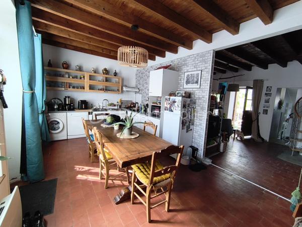 Je vous propose de découvrir cette charmante maison de 1907, pleine de caractère et très bien entretenue. Les matériaux nobles d'époque et de qualité utilisés pour la construction de ce bien vous inspireront confiance et sérénité. Véritable opportunité à saisir, cette maison idéalement située bénéficie d’un cadre paisible à proximité du centre bourg avec son école et son arrêt de bus. Les deux places de parking avec la possibilité d'installer un auvent pour abriter les véhicules sont un véritable atout pour la vie du quotidien.

Dès l'entrée, vous serez séduit par un intérieur spacieux et chaleureux. La belle hauteur sous plafond avec ses poutres apparentes et les tomettes au sol vous renverront tout le cachet de cette maison ancienne.

La visite débutera par la grande cuisine aménagée et tout équipée de 21m² alliant fonctionnalité et praticité. Un vaste salon prolonge l’espace de vie de ce rez-de-chaussée de 40m²convivial et lumineux. Une première salle d'eau se trouvant en contre-bas, accessible par quelques marches, équipée d'une douche, d'un lavabo et d'un WC saura vous ravir par son agencement et sa clarté.

Au premier étage, un agréable couloir distribuant deux chambres de 17m² et 10m² offre également une seconde salle d'eau comprenant un lavabo et un WC. La possibilité d'installer une douche permet d'envisager plus de confort à cette pièce située au cœur de cet étage.
Au fond de ce couloir, des escaliers vous mèneront à un grenier de 40m² au sol, mettant en lumière une charpente en parfait état. Ce dernier étage est entièrement aménageable, ce qui laisse entrevoir un beau potentiel d'extension de superficie habitable non négligeable.

L'extérieur d'environ 50m² très bien entretenu avec sa terrasse de 12m² et son joli jardin engazonné et arboré parachèvera cette visite. Vous pourrez vous projeter à vivre des moments de détente auprès du puits, pratique pour l'irrigation de vos plantes ou un éventuel petit potager. Un préau de 10m², pratique pour abriter le nécessaire, trouve parfaitement sa place dans cet espace privilégié.

Une opportunité rare, sans travaux immédiats à prévoir, alliant charme et potentiel. À saisir sans hésiter !