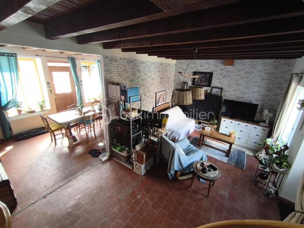 Je vous propose de découvrir cette charmante maison de 1907, pleine de caractère et très bien entretenue. Les matériaux nobles d'époque et de qualité utilisés pour la construction de ce bien vous inspireront confiance et sérénité. Véritable opportunité à saisir, cette maison idéalement située bénéficie d’un cadre paisible à proximité du centre bourg avec son école et son arrêt de bus. Les deux places de parking avec la possibilité d'installer un auvent pour abriter les véhicules sont un véritable atout pour la vie du quotidien.

Dès l'entrée, vous serez séduit par un intérieur spacieux et chaleureux. La belle hauteur sous plafond avec ses poutres apparentes et les tomettes au sol vous renverront tout le cachet de cette maison ancienne.

La visite débutera par la grande cuisine aménagée et tout équipée de 21m² alliant fonctionnalité et praticité. Un vaste salon prolonge l’espace de vie de ce rez-de-chaussée de 40m²convivial et lumineux. Une première salle d'eau se trouvant en contre-bas, accessible par quelques marches, équipée d'une douche, d'un lavabo et d'un WC saura vous ravir par son agencement et sa clarté.

Au premier étage, un agréable couloir distribuant deux chambres de 17m² et 10m² offre également une seconde salle d'eau comprenant un lavabo et un WC. La possibilité d'installer une douche permet d'envisager plus de confort à cette pièce située au cœur de cet étage.
Au fond de ce couloir, des escaliers vous mèneront à un grenier de 40m² au sol, mettant en lumière une charpente en parfait état. Ce dernier étage est entièrement aménageable, ce qui laisse entrevoir un beau potentiel d'extension de superficie habitable non négligeable.

L'extérieur d'environ 50m² très bien entretenu avec sa terrasse de 12m² et son joli jardin engazonné et arboré parachèvera cette visite. Vous pourrez vous projeter à vivre des moments de détente auprès du puits, pratique pour l'irrigation de vos plantes ou un éventuel petit potager. Un préau de 10m², pratique pour abriter le nécessaire, trouve parfaitement sa place dans cet espace privilégié.

Une opportunité rare, sans travaux immédiats à prévoir, alliant charme et potentiel. À saisir sans hésiter !