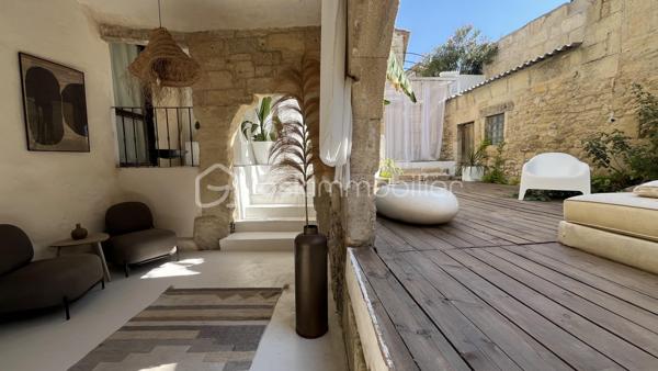 Et si une seule propriété pouvait répondre à tous vos projets ?

Derrière son charme et son caractère atypique se cache un bien rare, offrant une multitude de possibilités.

Aujourd'hui, cette maison individuelle, sans copropriété, se compose d'une habitation principale d'environ 70 m², comprenant notamment une spacieuse chambre de près de 20 m², complétée par quatre logements indépendants déjà aménagés :

• un studio bis d'environ 30 m²,
• un T2 d'environ 30 m²,
• un T2 de 40 m² avec terrasse,
• un T2 esprit loft d'environ 40 m², bénéficiant d'un balcon et d'une véranda.

La propriétaire occupe actuellement la partie principale de la maison tandis que les autres logements sont exploités en location meublée, illustrant ainsi tout le potentiel de cette propriété.

Et si vos envies évoluent, sa configuration permet également d'imaginer très facilement un nouvel aménagement afin de recréer un ensemble entièrement communiquant, pour profiter d'une vaste maison familiale.

Que vous recherchiez une résidence principale avec revenus complémentaires, un lieu de vie pour plusieurs générations, un espace dédié à une activité professionnelle, un projet de chambres d'hôtes ou de location saisonnière, cette propriété saura s'adapter à vos besoins.

À l'extérieur, un atelier offre un espace de stockage pratique au quotidien, tandis qu'un parking gratuit situé à deux pas de la maison facilite le stationnement.

Sa configuration unique, son caractère et ses espaces extérieurs en font une propriété difficile à comparer sur le marché.

Nichée au cœur du charmant village de Junas, à quelques minutes de Sommières et idéalement située entre Nîmes et Montpellier, cette propriété, prête à être habitée, séduira aussi bien les investisseurs que les familles en quête d'un lieu de vie hors du commun.

Une propriété rare, évolutive et pleine de possibilités, qui n'attend plus que votre projet.

• Photos et vidéos complémentaires sur demande •