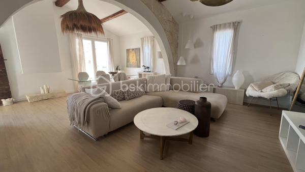Et si une seule propriété pouvait répondre à tous vos projets ?

Derrière son charme et son caractère atypique se cache un bien rare, offrant une multitude de possibilités.

Aujourd'hui, cette maison individuelle, sans copropriété, se compose d'une habitation principale d'environ 70 m², comprenant notamment une spacieuse chambre de près de 20 m², complétée par quatre logements indépendants déjà aménagés :

• un studio bis d'environ 30 m²,
• un T2 d'environ 30 m²,
• un T2 de 40 m² avec terrasse,
• un T2 esprit loft d'environ 40 m², bénéficiant d'un balcon et d'une véranda.

La propriétaire occupe actuellement la partie principale de la maison tandis que les autres logements sont exploités en location meublée, illustrant ainsi tout le potentiel de cette propriété.

Et si vos envies évoluent, sa configuration permet également d'imaginer très facilement un nouvel aménagement afin de recréer un ensemble entièrement communiquant, pour profiter d'une vaste maison familiale.

Que vous recherchiez une résidence principale avec revenus complémentaires, un lieu de vie pour plusieurs générations, un espace dédié à une activité professionnelle, un projet de chambres d'hôtes ou de location saisonnière, cette propriété saura s'adapter à vos besoins.

À l'extérieur, un atelier offre un espace de stockage pratique au quotidien, tandis qu'un parking gratuit situé à deux pas de la maison facilite le stationnement.

Sa configuration unique, son caractère et ses espaces extérieurs en font une propriété difficile à comparer sur le marché.

Nichée au cœur du charmant village de Junas, à quelques minutes de Sommières et idéalement située entre Nîmes et Montpellier, cette propriété, prête à être habitée, séduira aussi bien les investisseurs que les familles en quête d'un lieu de vie hors du commun.

Une propriété rare, évolutive et pleine de possibilités, qui n'attend plus que votre projet.

• Photos et vidéos complémentaires sur demande •