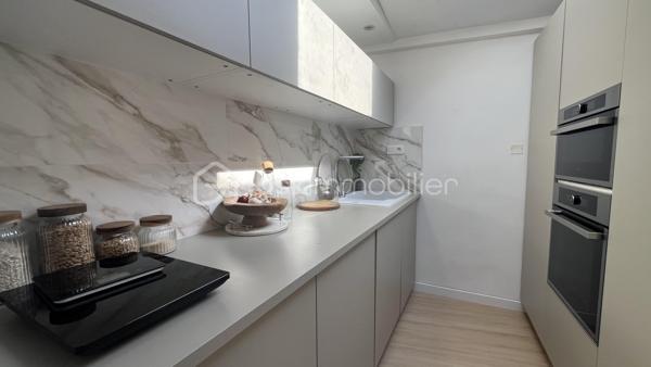 Et si une seule propriété pouvait répondre à tous vos projets ?

Derrière son charme et son caractère atypique se cache un bien rare, offrant une multitude de possibilités.

Aujourd'hui, cette maison individuelle, sans copropriété, se compose d'une habitation principale d'environ 70 m², comprenant notamment une spacieuse chambre de près de 20 m², complétée par quatre logements indépendants déjà aménagés :

• un studio bis d'environ 30 m²,
• un T2 d'environ 30 m²,
• un T2 de 40 m² avec terrasse,
• un T2 esprit loft d'environ 40 m², bénéficiant d'un balcon et d'une véranda.

La propriétaire occupe actuellement la partie principale de la maison tandis que les autres logements sont exploités en location meublée, illustrant ainsi tout le potentiel de cette propriété.

Et si vos envies évoluent, sa configuration permet également d'imaginer très facilement un nouvel aménagement afin de recréer un ensemble entièrement communiquant, pour profiter d'une vaste maison familiale.

Que vous recherchiez une résidence principale avec revenus complémentaires, un lieu de vie pour plusieurs générations, un espace dédié à une activité professionnelle, un projet de chambres d'hôtes ou de location saisonnière, cette propriété saura s'adapter à vos besoins.

À l'extérieur, un atelier offre un espace de stockage pratique au quotidien, tandis qu'un parking gratuit situé à deux pas de la maison facilite le stationnement.

Sa configuration unique, son caractère et ses espaces extérieurs en font une propriété difficile à comparer sur le marché.

Nichée au cœur du charmant village de Junas, à quelques minutes de Sommières et idéalement située entre Nîmes et Montpellier, cette propriété, prête à être habitée, séduira aussi bien les investisseurs que les familles en quête d'un lieu de vie hors du commun.

Une propriété rare, évolutive et pleine de possibilités, qui n'attend plus que votre projet.

• Photos et vidéos complémentaires sur demande •