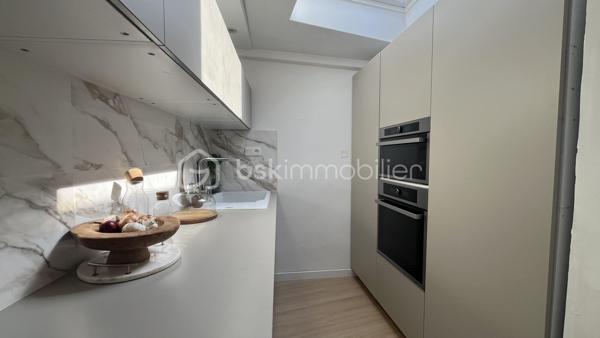 Et si une seule propriété pouvait répondre à tous vos projets ?

Derrière son charme et son caractère atypique se cache un bien rare, offrant une multitude de possibilités.

Aujourd'hui, cette maison individuelle, sans copropriété, se compose d'une habitation principale d'environ 70 m², comprenant notamment une spacieuse chambre de près de 20 m², complétée par quatre logements indépendants déjà aménagés :

• un studio bis d'environ 30 m²,
• un T2 d'environ 30 m²,
• un T2 de 40 m² avec terrasse,
• un T2 esprit loft d'environ 40 m², bénéficiant d'un balcon et d'une véranda.

La propriétaire occupe actuellement la partie principale de la maison tandis que les autres logements sont exploités en location meublée, illustrant ainsi tout le potentiel de cette propriété.

Et si vos envies évoluent, sa configuration permet également d'imaginer très facilement un nouvel aménagement afin de recréer un ensemble entièrement communiquant, pour profiter d'une vaste maison familiale.

Que vous recherchiez une résidence principale avec revenus complémentaires, un lieu de vie pour plusieurs générations, un espace dédié à une activité professionnelle, un projet de chambres d'hôtes ou de location saisonnière, cette propriété saura s'adapter à vos besoins.

À l'extérieur, un atelier offre un espace de stockage pratique au quotidien, tandis qu'un parking gratuit situé à deux pas de la maison facilite le stationnement.

Sa configuration unique, son caractère et ses espaces extérieurs en font une propriété difficile à comparer sur le marché.

Nichée au cœur du charmant village de Junas, à quelques minutes de Sommières et idéalement située entre Nîmes et Montpellier, cette propriété, prête à être habitée, séduira aussi bien les investisseurs que les familles en quête d'un lieu de vie hors du commun.

Une propriété rare, évolutive et pleine de possibilités, qui n'attend plus que votre projet.

• Photos et vidéos complémentaires sur demande •