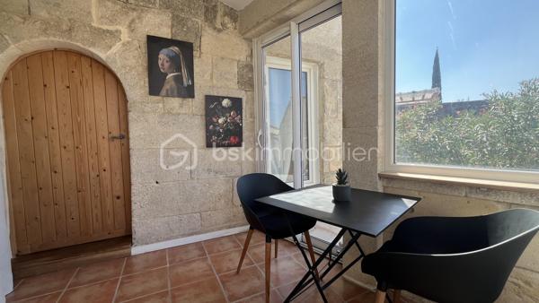 Et si une seule propriété pouvait répondre à tous vos projets ?

Derrière son charme et son caractère atypique se cache un bien rare, offrant une multitude de possibilités.

Aujourd'hui, cette maison individuelle, sans copropriété, se compose d'une habitation principale d'environ 70 m², comprenant notamment une spacieuse chambre de près de 20 m², complétée par quatre logements indépendants déjà aménagés :

• un studio bis d'environ 30 m²,
• un T2 d'environ 30 m²,
• un T2 de 40 m² avec terrasse,
• un T2 esprit loft d'environ 40 m², bénéficiant d'un balcon et d'une véranda.

La propriétaire occupe actuellement la partie principale de la maison tandis que les autres logements sont exploités en location meublée, illustrant ainsi tout le potentiel de cette propriété.

Et si vos envies évoluent, sa configuration permet également d'imaginer très facilement un nouvel aménagement afin de recréer un ensemble entièrement communiquant, pour profiter d'une vaste maison familiale.

Que vous recherchiez une résidence principale avec revenus complémentaires, un lieu de vie pour plusieurs générations, un espace dédié à une activité professionnelle, un projet de chambres d'hôtes ou de location saisonnière, cette propriété saura s'adapter à vos besoins.

À l'extérieur, un atelier offre un espace de stockage pratique au quotidien, tandis qu'un parking gratuit situé à deux pas de la maison facilite le stationnement.

Sa configuration unique, son caractère et ses espaces extérieurs en font une propriété difficile à comparer sur le marché.

Nichée au cœur du charmant village de Junas, à quelques minutes de Sommières et idéalement située entre Nîmes et Montpellier, cette propriété, prête à être habitée, séduira aussi bien les investisseurs que les familles en quête d'un lieu de vie hors du commun.

Une propriété rare, évolutive et pleine de possibilités, qui n'attend plus que votre projet.

• Photos et vidéos complémentaires sur demande •