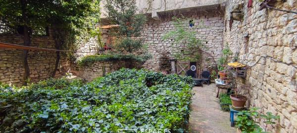 Une maison de caractère avec jardin secret au coeur de la cité