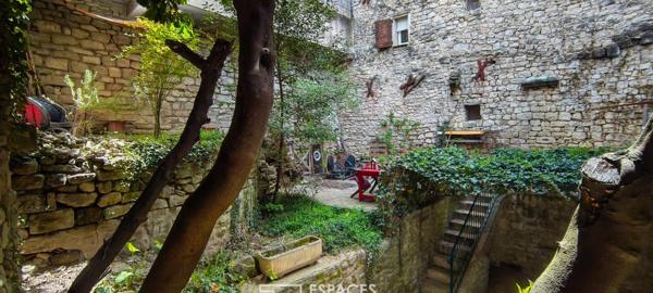 Une maison de caractère avec jardin secret au coeur de la cité