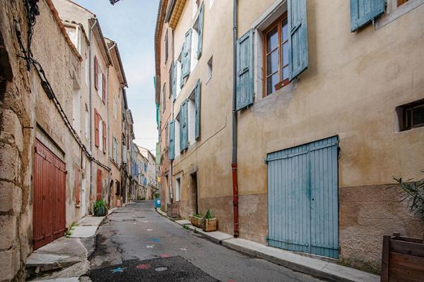 Une maison de caractère avec jardin secret au coeur de la cité