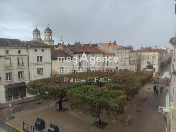 Immeuble à SAINT-JEAN-D'ANGELY, 17400 - 437m²